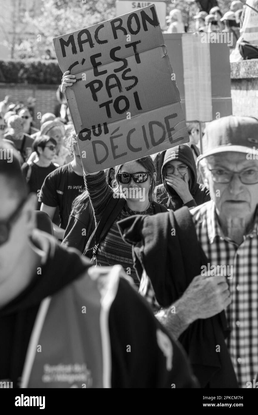 Albi, Frankreich. 06. April 2023. Demonstranten nehmen am 11. Aktionstag an einer Demonstration Teil, nachdem die Regierung am 6. April 2023 in Albi, Frankreich, ohne Abstimmung eine Rentenreform durch das parlament gedrängt hat, und zwar unter Anwendung von Artikel 49,3 der Verfassung. Frankreich bereitete sich auf einen weiteren Tag der Proteste und Streiks vor, um die Rentenreform des französischen Präsidenten an einem Tag anzuprangern, nachdem die Gespräche zwischen der Regierung und den Gewerkschaften in einer Sackgasse endete. Foto: Arnaud Bertrand/ABACAPRESS.COM Kredit: Abaca Press/Alamy Live News Stockfoto