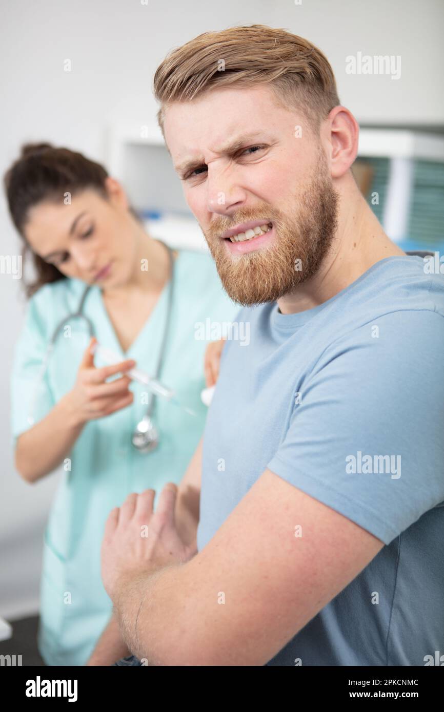 Männlicher Diabetiker bei einer jungen Ärztin Stockfoto