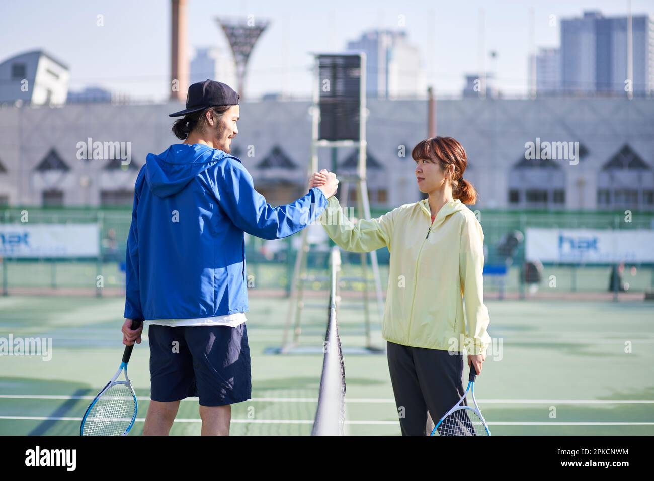 Mann und Frau beginnen ein Tennisspiel Stockfoto