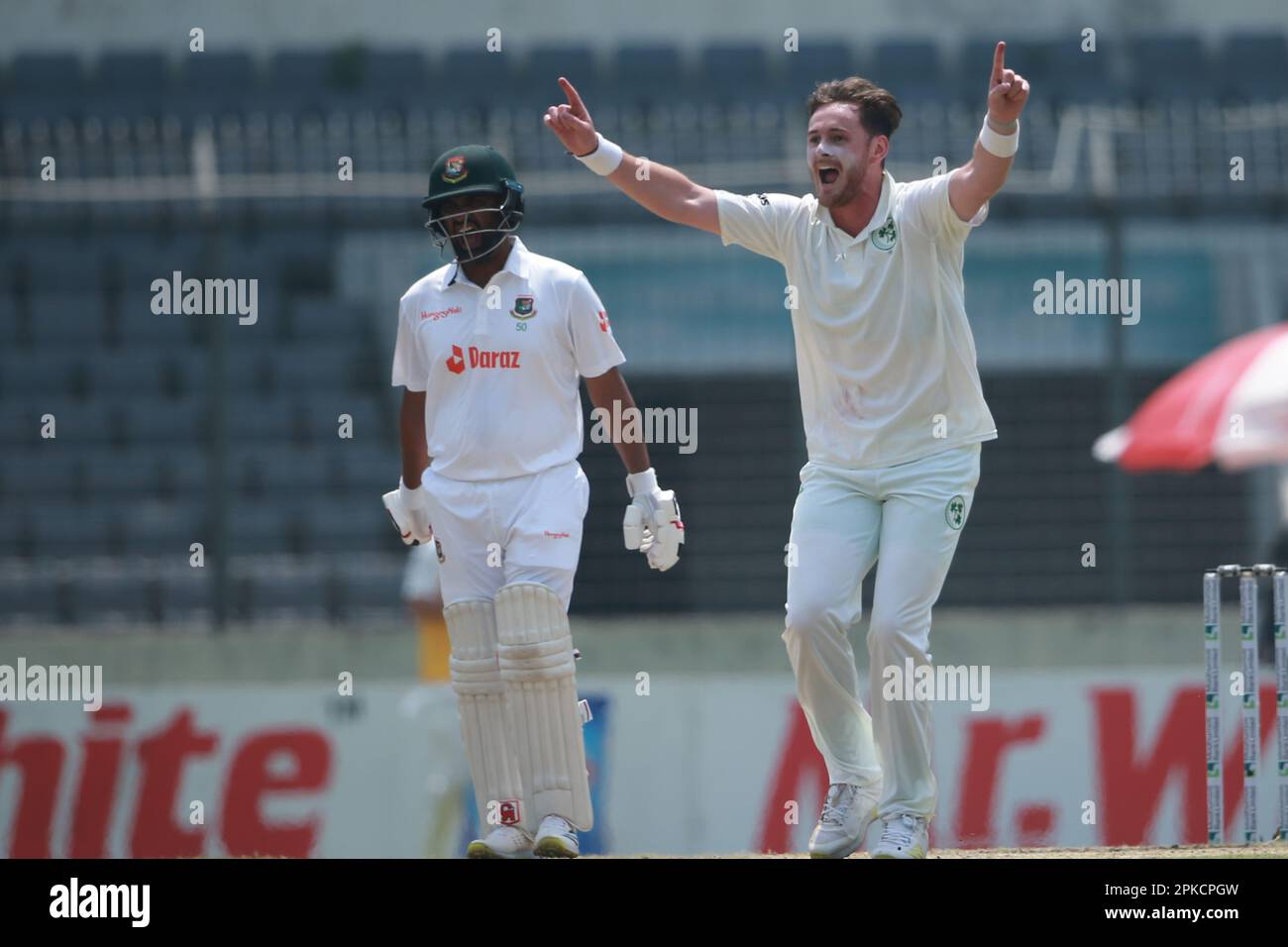 Mark Adair feiert, nachdem Litton Kumar das (unsichtbare) Wicket am vierten Tag des alleinigen Testspiels zwischen Bangladesch und Irland bei She bekommen hat Stockfoto