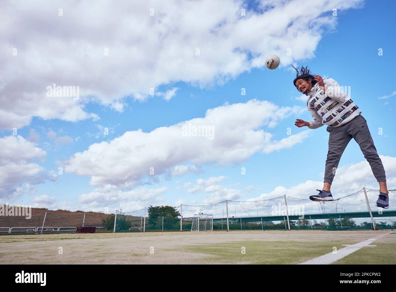 Ein Sportler, der einen Fußball leitet Stockfoto