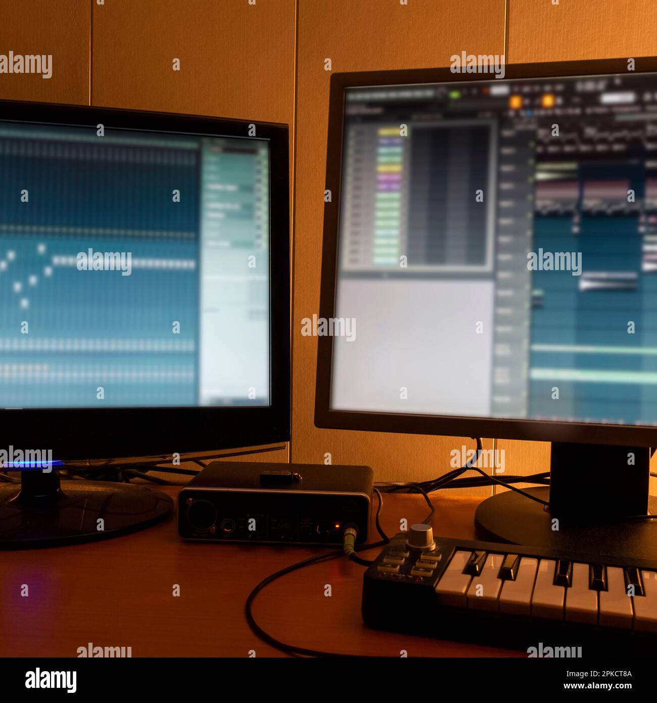 Arbeitsplatz in einem kleinen Musikstudio. Stockfoto