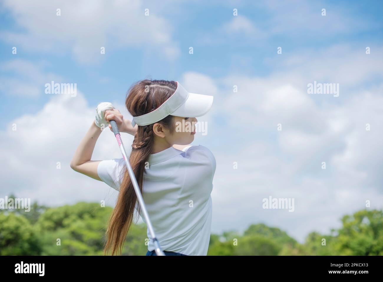 Frauen in ihren 20s, die Golf spielen Stockfoto