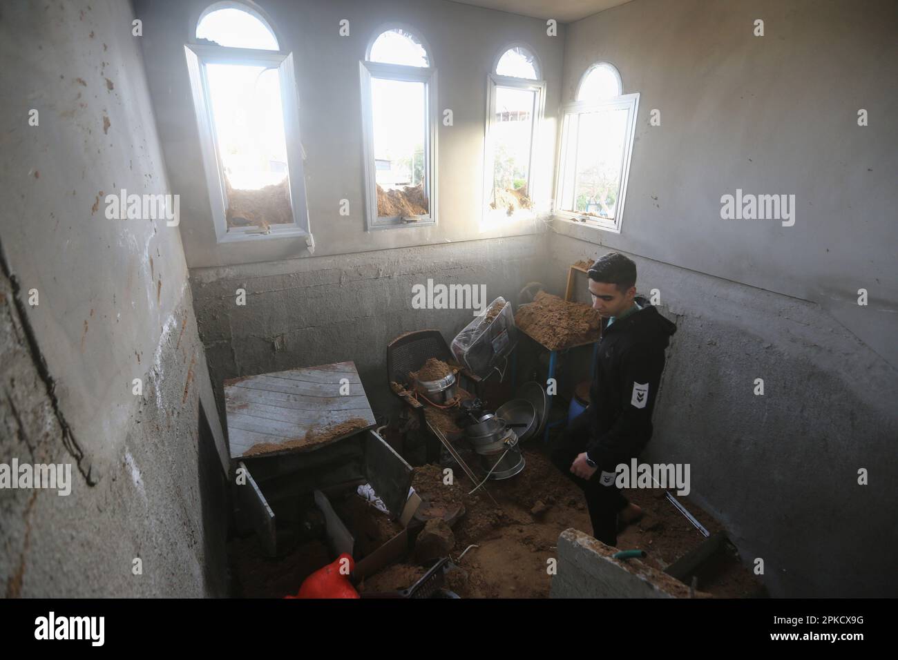 Gaza-Stadt, Palästinensische Gebiete. 07. April 2023. Ein Palästinenser inspiziert das zerstörte Gebäude nach israelischen Luftangriffen, die mehrere Hamas-Ausbildungsstätten zum Ziel hatten. Kredit: Mohammed Talatene/dpa/Alamy Live News Stockfoto