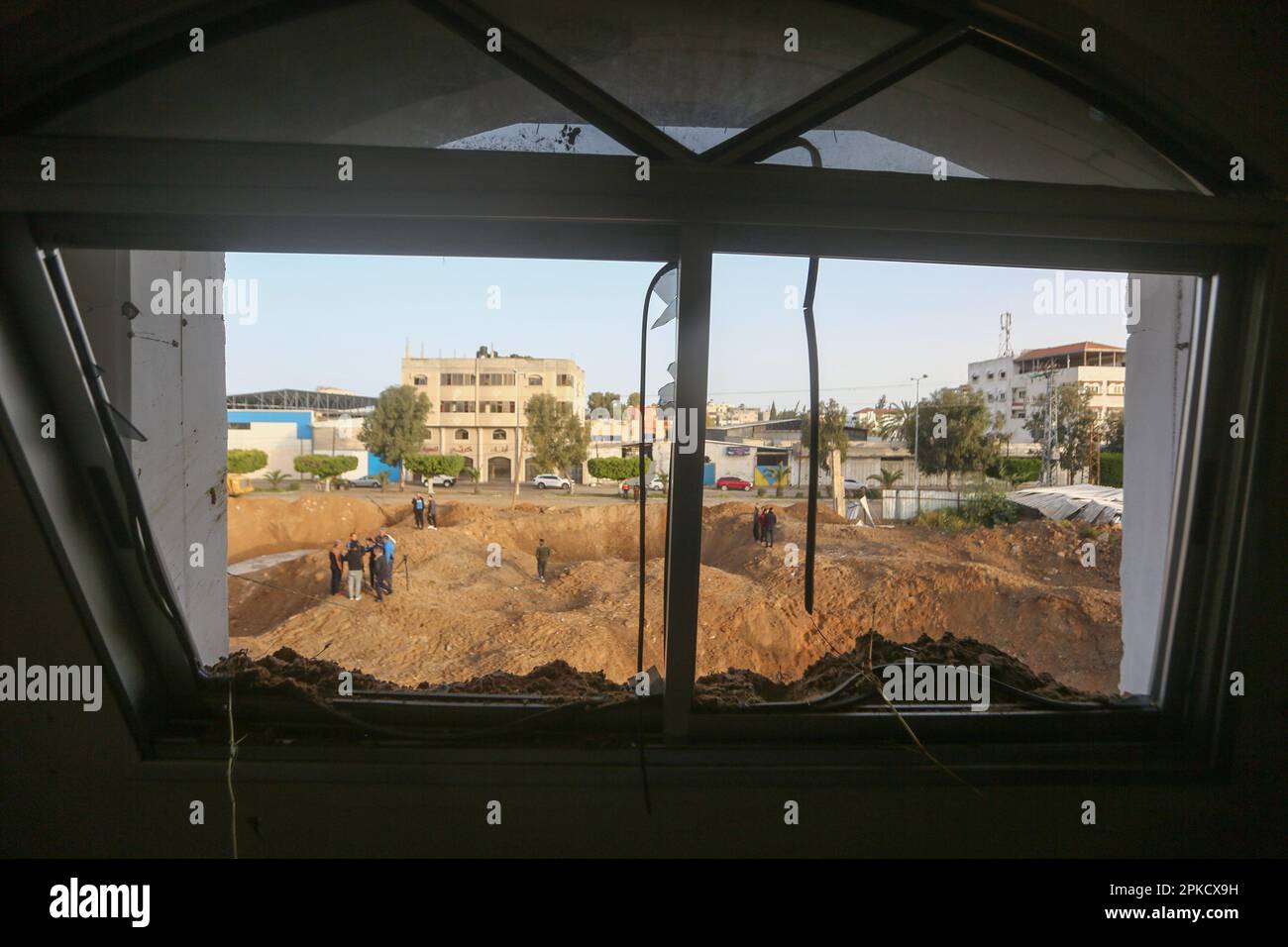 Gaza-Stadt, Palästinensische Gebiete. 07. April 2023. Die Palästinenser inspizieren das zerstörte Gebiet nach israelischen Luftangriffen, die mehrere Hamas-Ausbildungsstätten zum Ziel hatten. Kredit: Mohammed Talatene/dpa/Alamy Live News Stockfoto