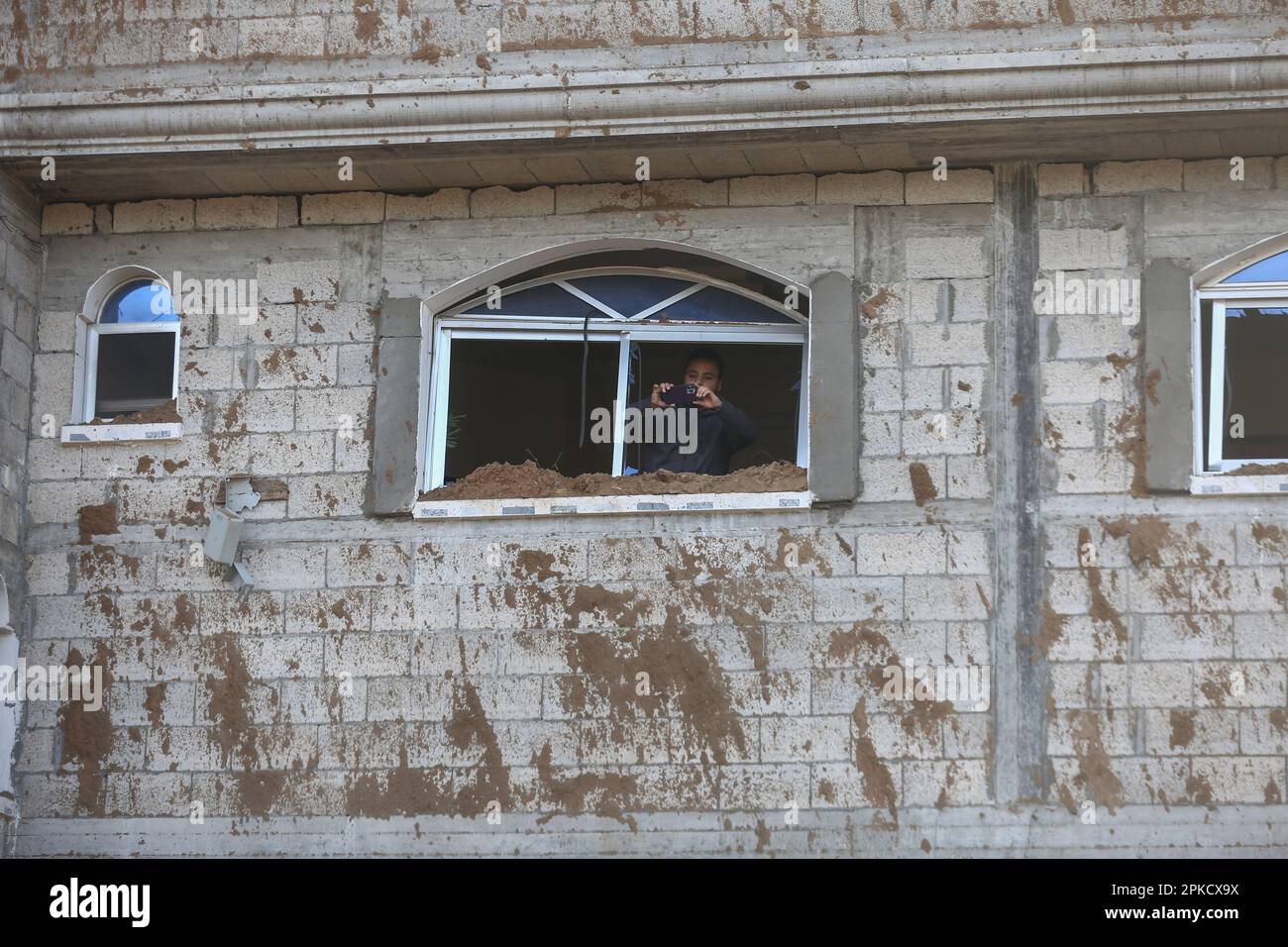 Gaza-Stadt, Palästinensische Gebiete. 07. April 2023. Ein Palästinenser inspiziert das verwüstete Gebiet nach israelischen Luftangriffen, die mehrere Hamas-Ausbildungsstätten zum Ziel hatten. Kredit: Mohammed Talatene/dpa/Alamy Live News Stockfoto