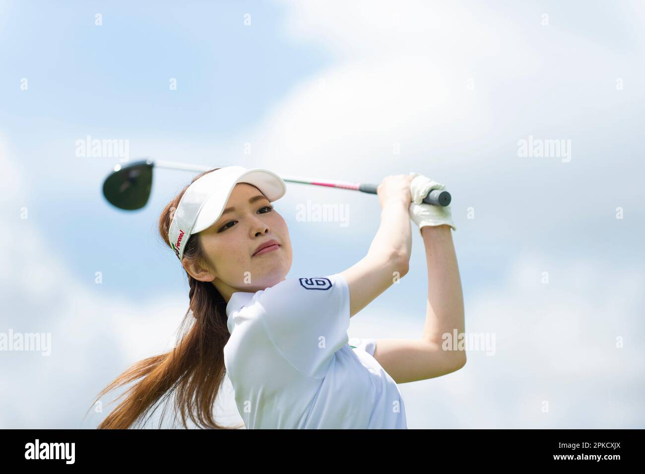 Frauen in ihren 20s, die Golf spielen Stockfoto