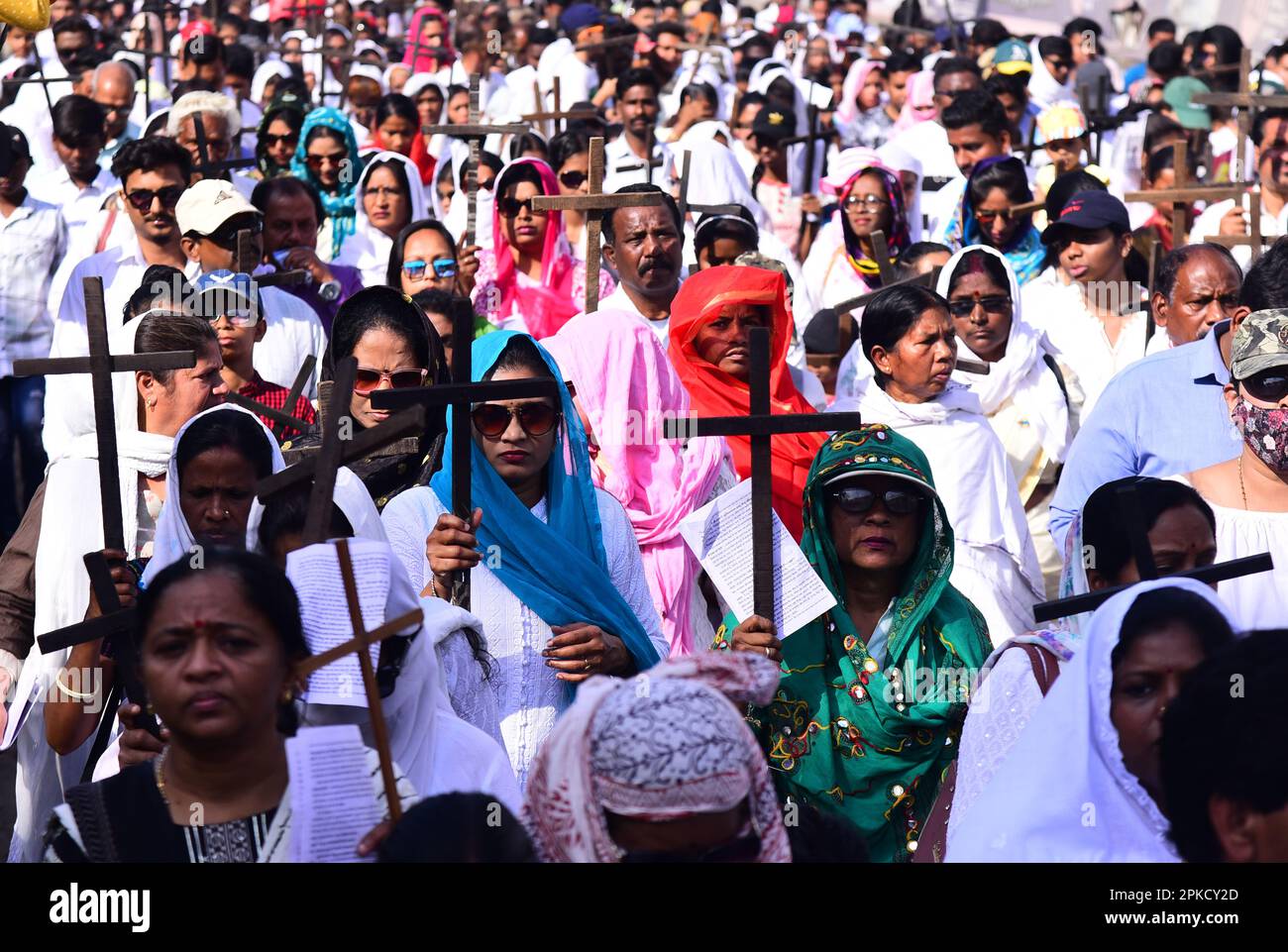 Indien, Madhya Pradesh, Jabalpur, 07. April 2023, Jabalpur: Christliche Anhänger bieten Gebete an, während sie am Karfreitag, dem 07. April 2023, in Jabalpur, Madhya Pradesh, an einer Nachstellung der Stationen des Kreuzes teilnehmen. In Erinnerung an das Leid und die Kreuzigung Jesu Christi begannen die Christen heute den Karfreitag mit den treuen, sich quer durch den ganzen Staat ragenden Kirchen, um besondere Gebete und Gottesdienste zu besuchen, während sie den Tag schnell beobachteten. Foto Von - Uma Shankar Mishra Credit: River Ganga/Alamy Live News Stockfoto