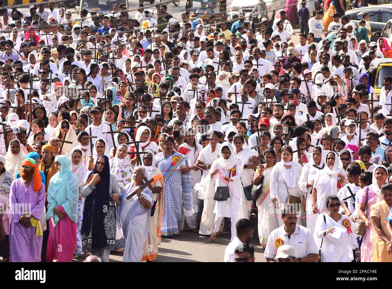 Indien, Madhya Pradesh, Jabalpur, 07. April 2023, Jabalpur: Christliche Anhänger bieten Gebete an, während sie am Karfreitag, dem 07. April 2023, in Jabalpur, Madhya Pradesh, an einer Nachstellung der Stationen des Kreuzes teilnehmen. In Erinnerung an das Leid und die Kreuzigung Jesu Christi begannen die Christen heute den Karfreitag mit den treuen, sich quer durch den ganzen Staat ragenden Kirchen, um besondere Gebete und Gottesdienste zu besuchen, während sie den Tag schnell beobachteten. Foto Von - Uma Shankar Mishra Credit: River Ganga/Alamy Live News Stockfoto