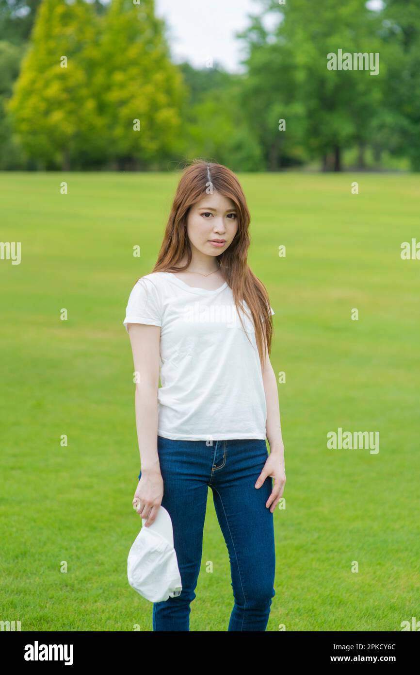 Eine Frau in ihren 20s im Park Stockfoto