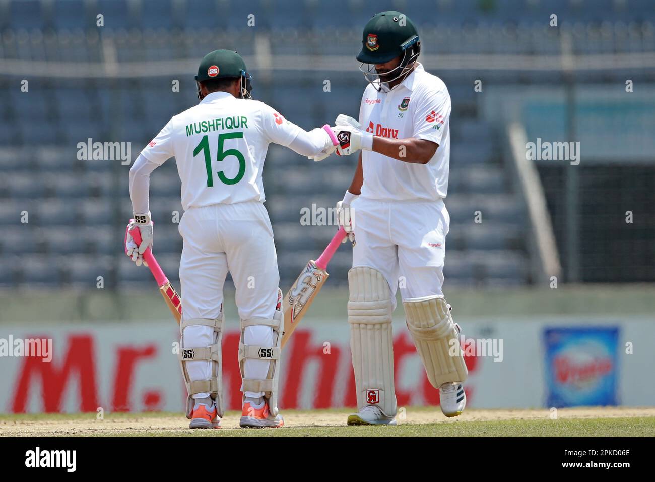 Mushfiqur Rahim und Tamim Iqbal Khan am vierten Tag des alleinigen Testspiels zwischen Bangladesch und Irland in der Sher-e-Bangla National Cricket St. Stockfoto