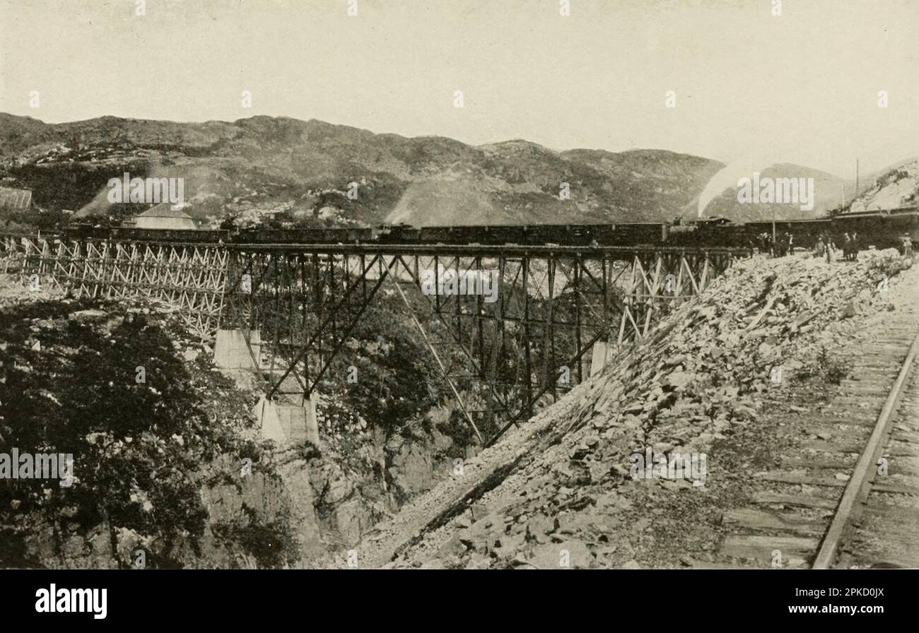 The Steel Cantilever Bridge on the White Pass Route aus dem Buch " Alaska, Our beautiful northland of Opportunity " von Agnes Rush Burr, Eine Beschreibung der Flüsse, Berge, Gletscher, Vulkane, Und andere schöne und ungewöhnliche Landschaften und der Seltenen Freuden Es bietet Reisenden, Großwildjägern, Bergsteigern, Entdeckern, Städten und Pioniersiedlungen, die Government Railroad und den Mount McKinley National Park, seine reichen Ressourcen, seine Öffnungen für neue Unternehmen; Ihre Indianer, ihre primitiven Bräuche und ihre gegenwärtige Entwicklung; ihre romantische Frühgeschichte als Russ Stockfoto