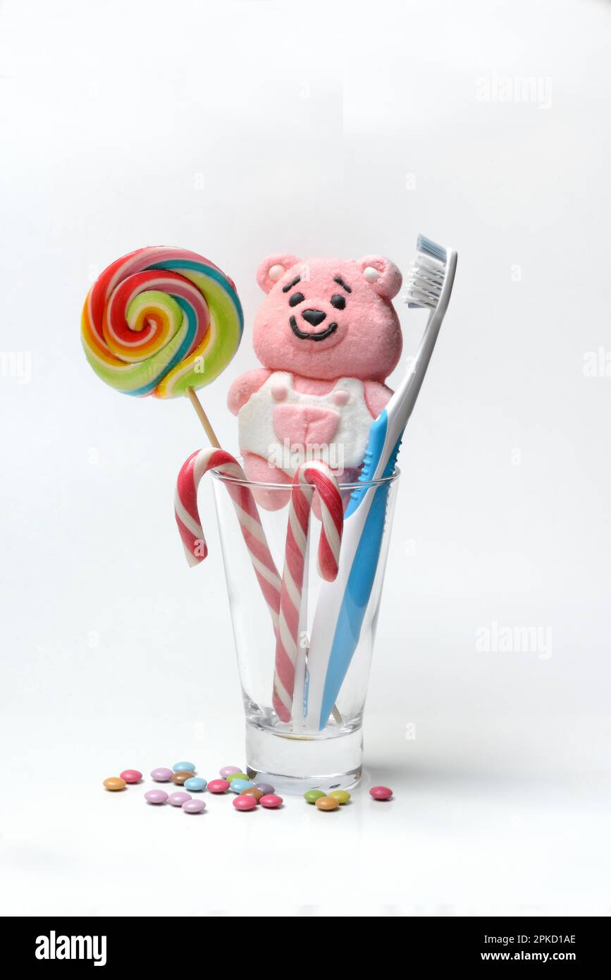 Zuckerstangen, Lutscher und Zahnbürste im Glas, Zahnhygiene Stockfoto