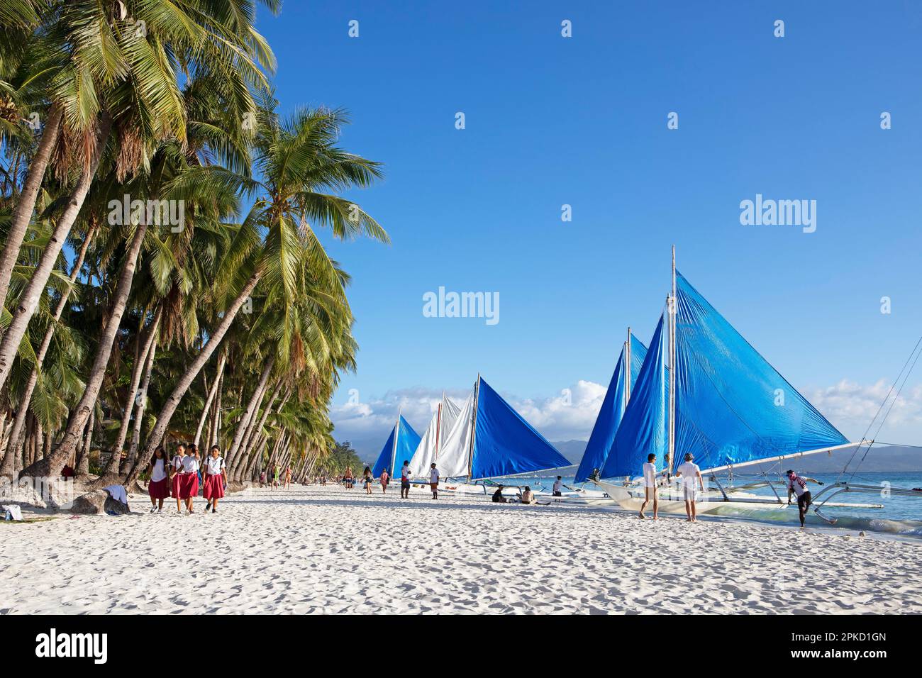 Traditionelle Boote am White Beach, Station 2, Barangay Balabag, Boracay Island, Visayas Island Group, Philippinen Stockfoto