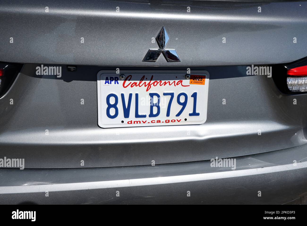 Ein kalifornisches Nummernschild auf einem Mitsubishi SUV in Santa Barbara, Kalifornien, USA. Stockfoto