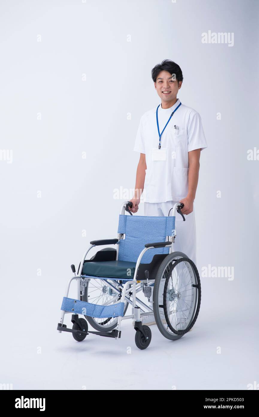 Rollstuhl und Pflegekraft Stockfoto