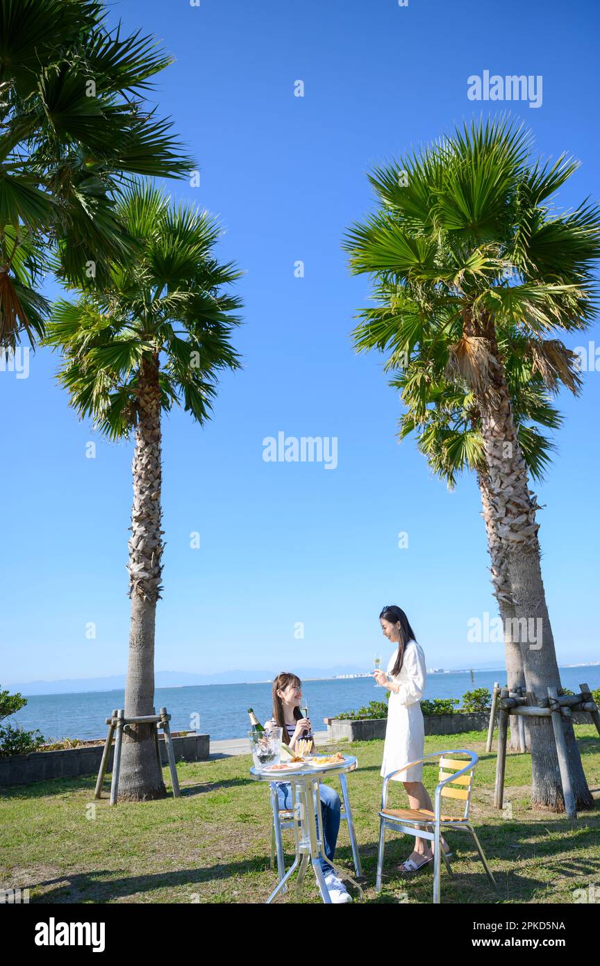 2 Frauen, die in einem Seebad speisen Stockfoto