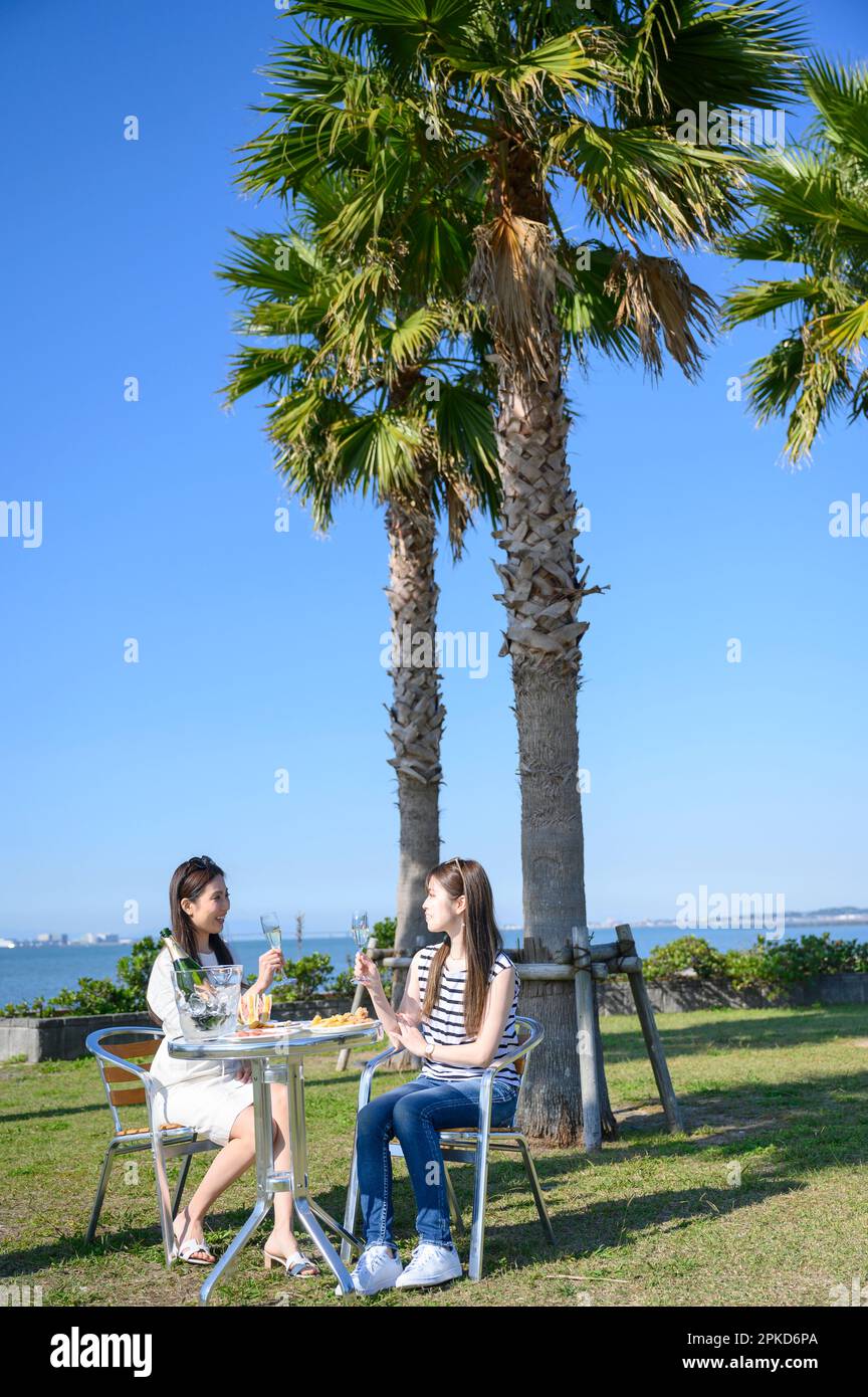 2 Frauen, die in einem Seebad speisen Stockfoto