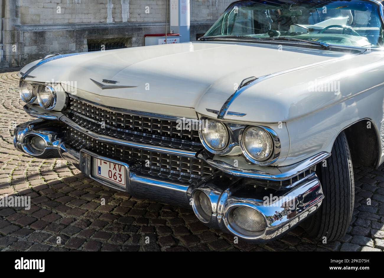 Cadillac Hochzeit Auto Marktplatz Brügge: Stockfoto