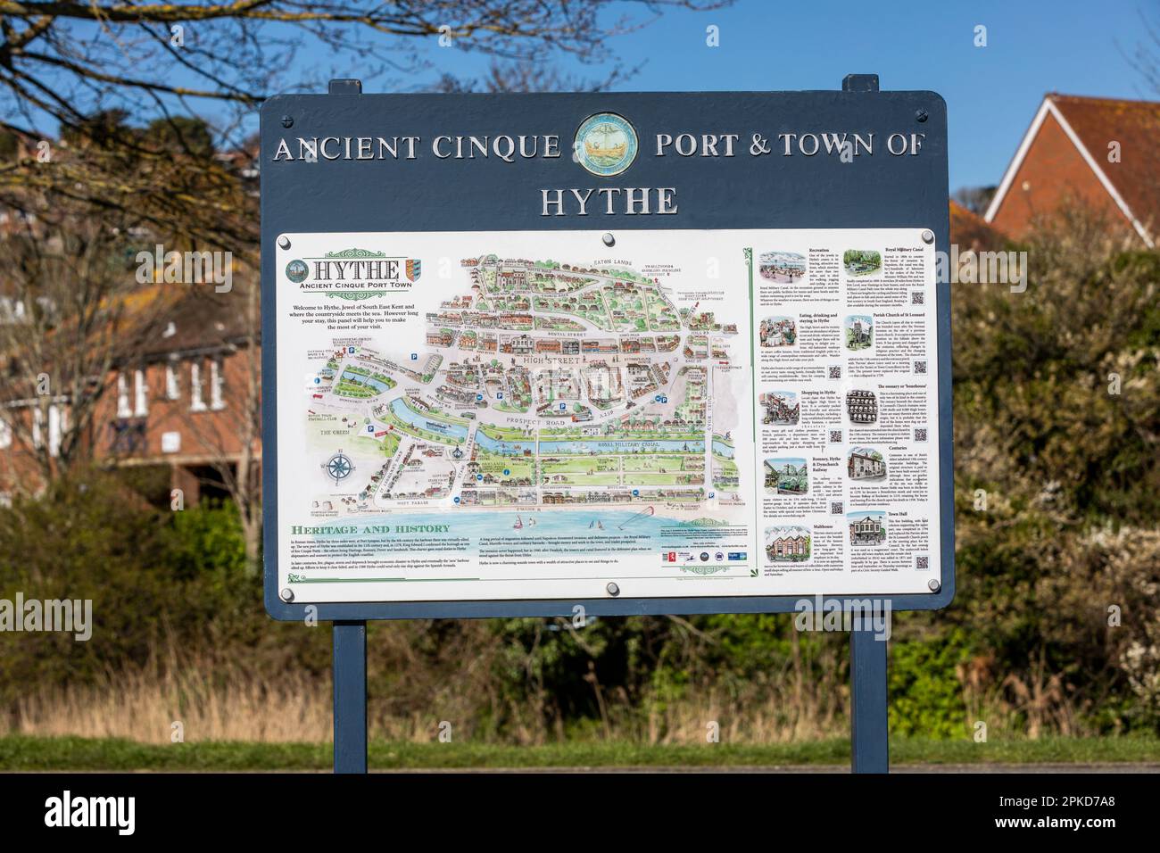 Ein Schild mit einer Karte und Informationen über den antiken Cinque Port und die Stadt Hythe, Kent, Großbritannien Stockfoto