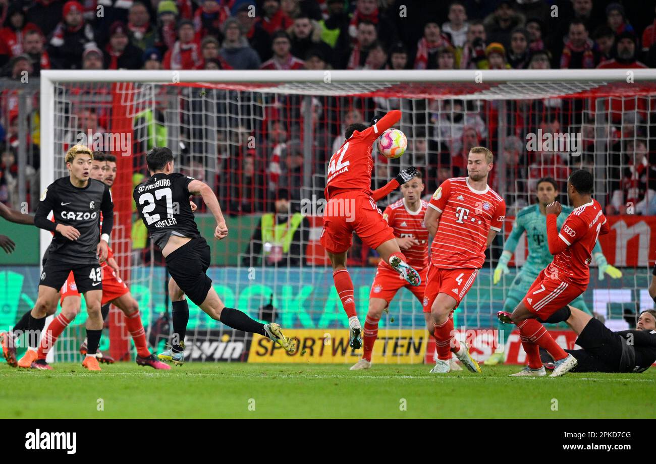 Szene im Strafbereich, Szene im Torbereich, Handball Jamal Musiala FC Bayern München FCB nach dem Schuss von Nicolas Hoefler (27) SC Freiburg SCF, DFB-Pokal Stockfoto