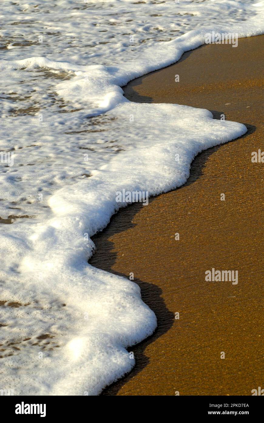 Sea Wave on Brown Sand, Bay of Bengal, Kulasai Kulasekharapatnam bei Tiruchendur, Tamil Nadu, Südindien, Indien, Asien Stockfoto