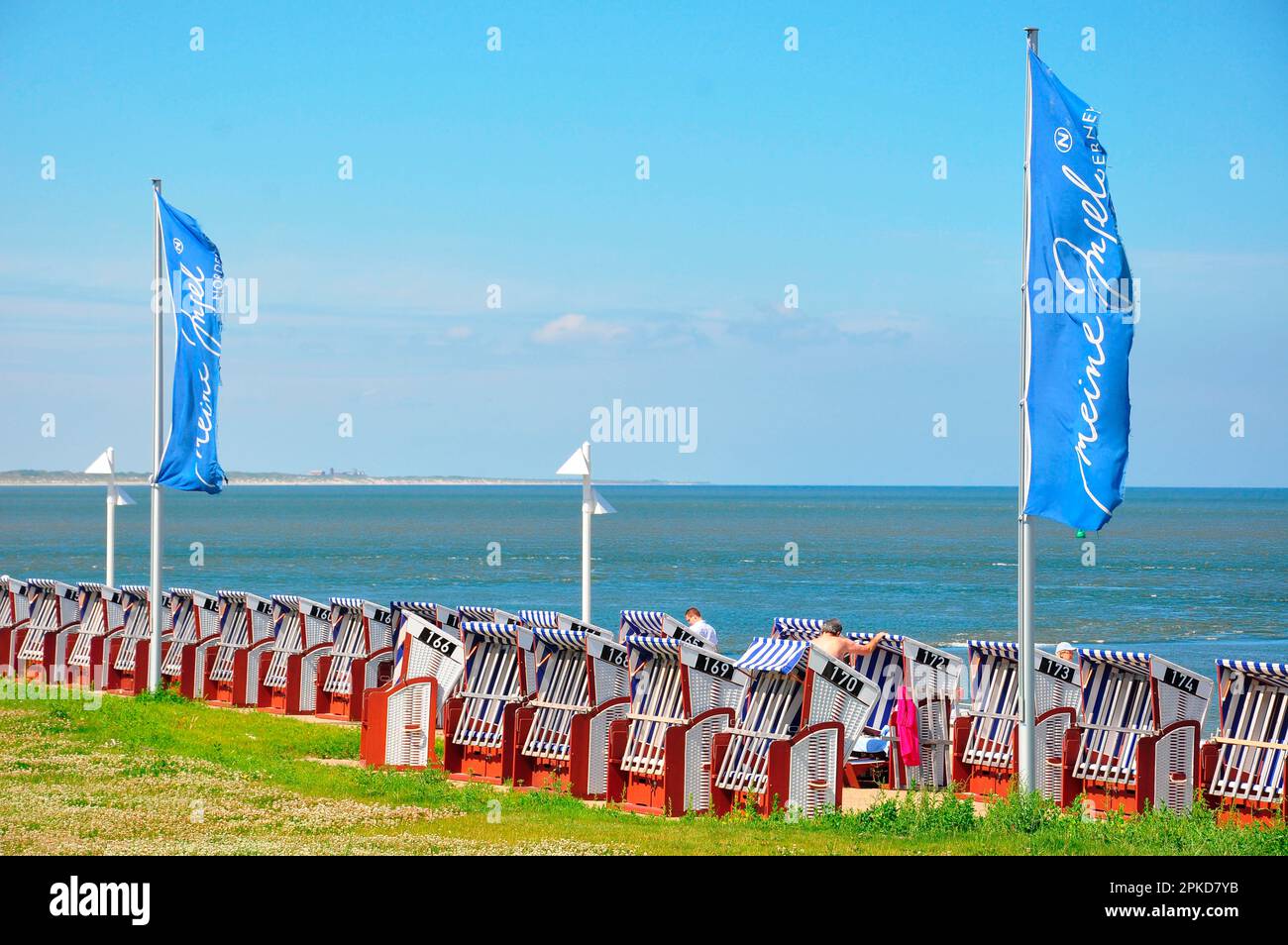 Sommer, Urlaub, Nordsee, Strandpromenade, Liegestühle, Ostfriesien, Norderney, Badeort, Niedersachsen, Deutschland Stockfoto