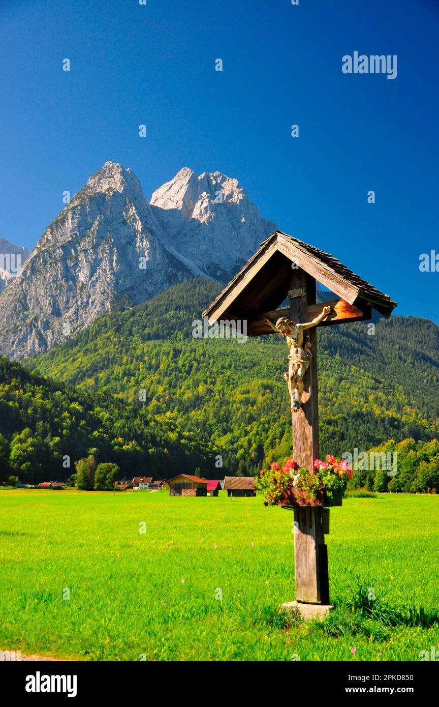 Zugspitzgruppe, Waxensteine, Wegkreuz, Bayern, Garmisch-Partenkirchen, Deutschland Stockfoto