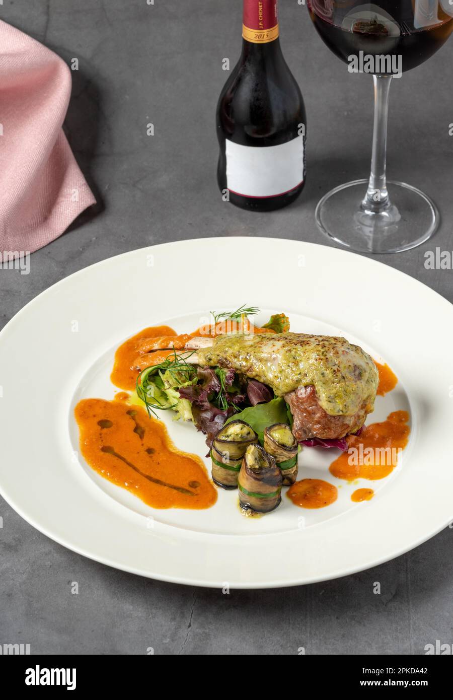 Lammkoteletts mit verschiedenen Gemüsesorten in einem feinen Restaurant Stockfoto