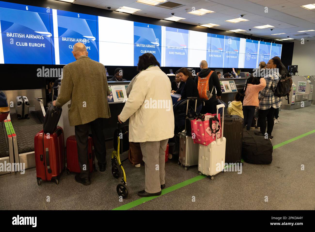 Der City Airport in London zeigt Passagieren, die jetzt reisen können, ohne Flüssigkeiten aus ihrem Handgepäck zu entfernen, Stockfoto