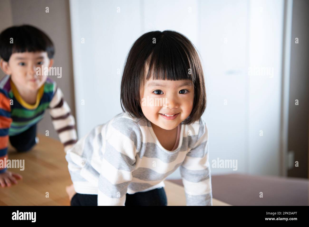 Kinder spielen zu Hause Stockfoto