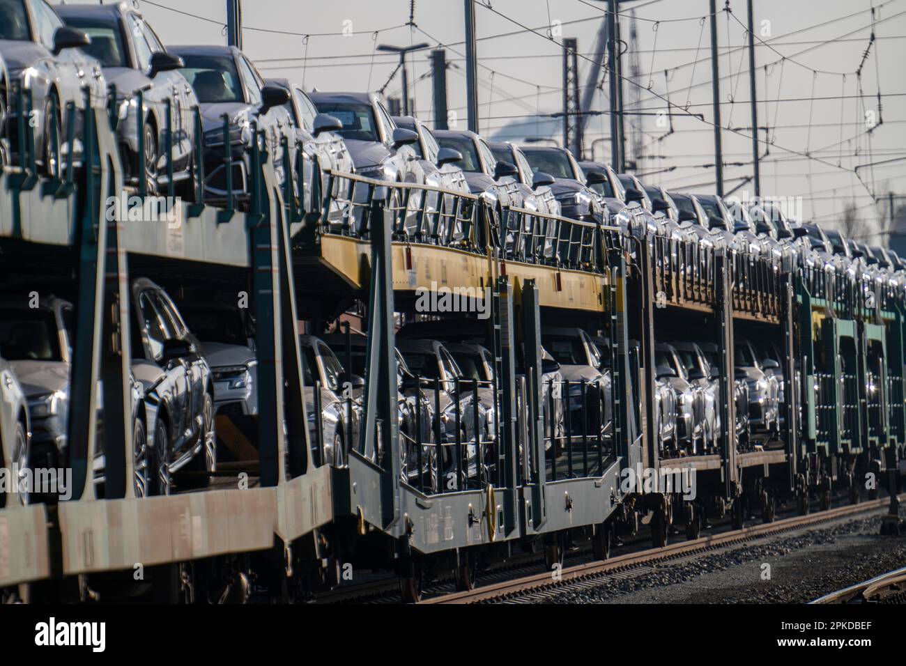 Autozug, Güterzug auf dem Weg zum Auto-Terminal im Seehafen Bremerhaven, deutsche Neuwagen für den Export ins Ausland, Bremerhaven, Bremen, Deutschland Stockfoto