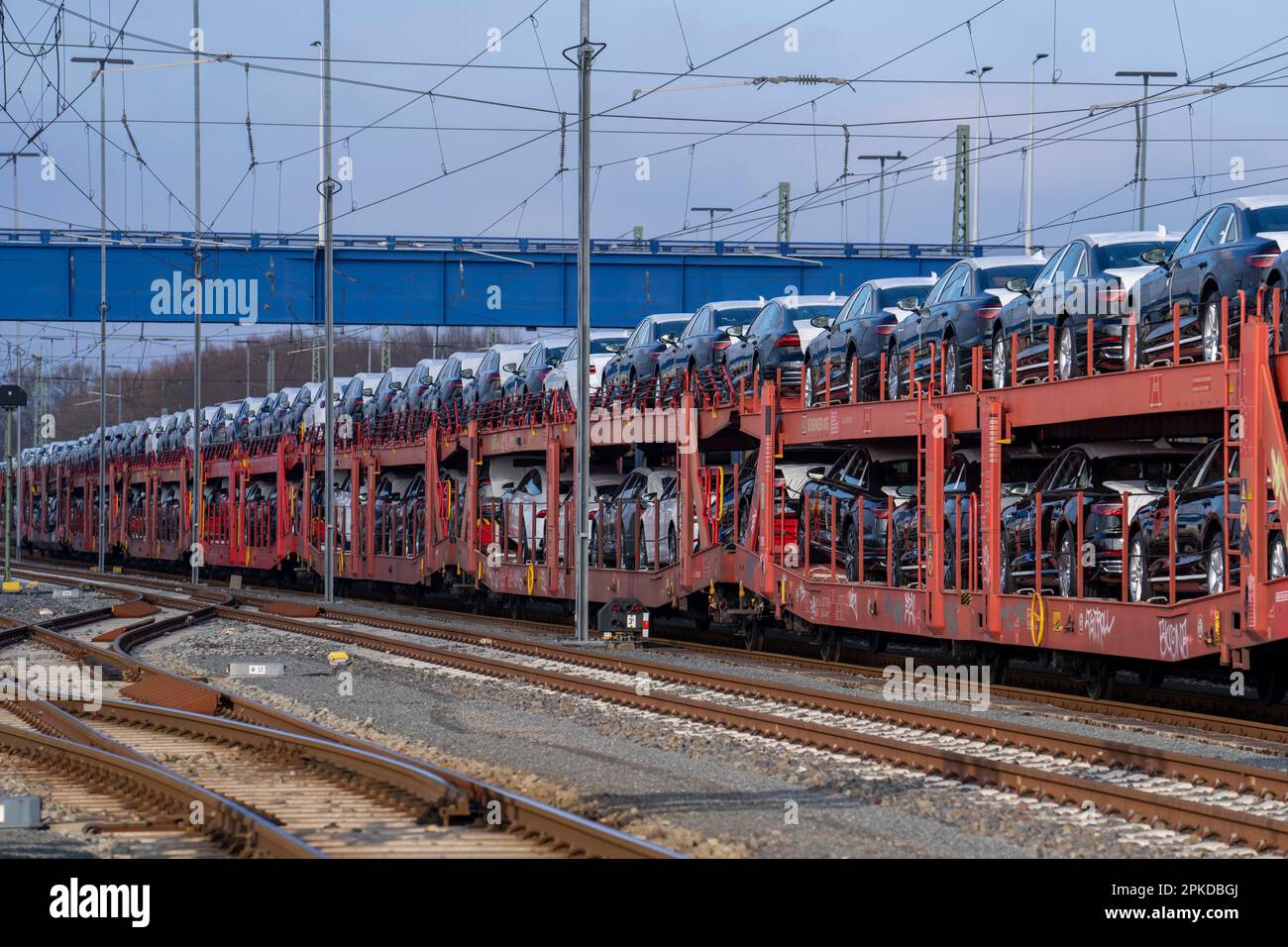 Autozug, Güterzug auf dem Weg zum Auto-Terminal im Seehafen Bremerhaven, deutsche Neuwagen für den Export ins Ausland, Bremerhaven, Bremen, Deutschland Stockfoto