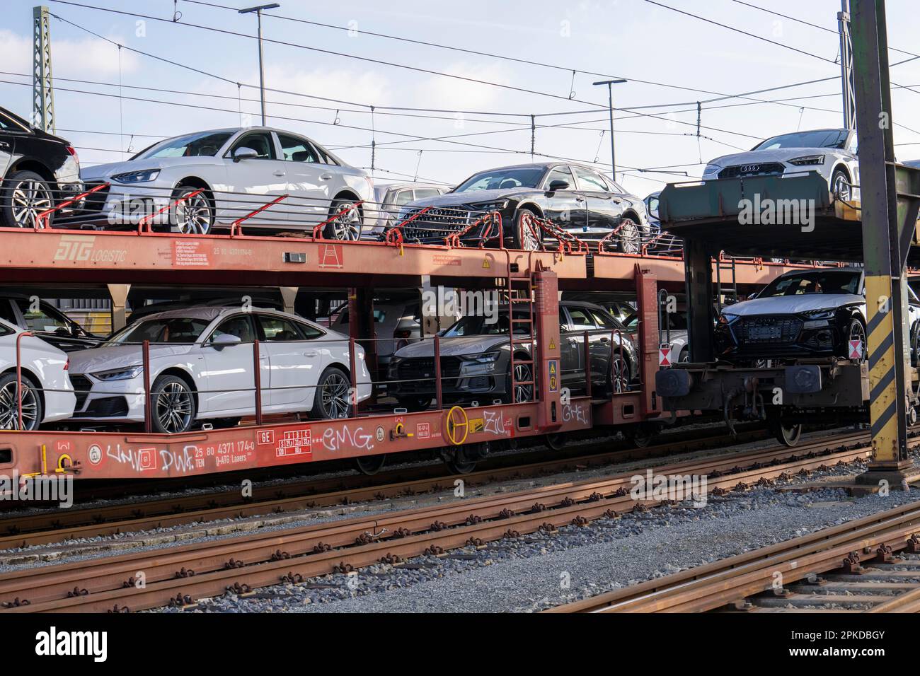 Autozug, Güterzug auf dem Weg zum Auto-Terminal im Seehafen Bremerhaven, deutsche Neuwagen für den Export ins Ausland, Bremerhaven, Bremen, Deutschland Stockfoto