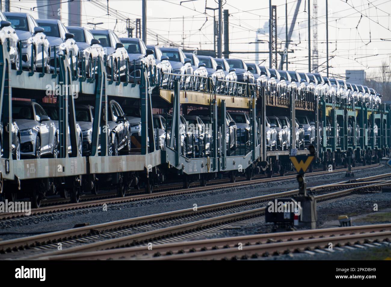 Autozug, Güterzug auf dem Weg zum Auto-Terminal im Seehafen Bremerhaven, deutsche Neuwagen für den Export ins Ausland, Bremerhaven, Bremen, Deutschland Stockfoto