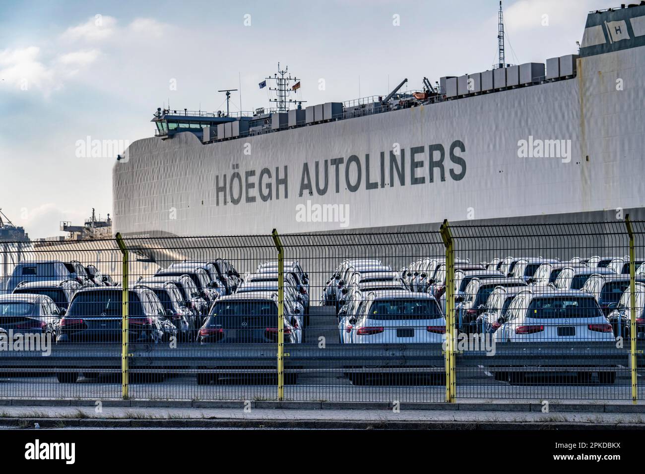 Der norwegische Autotransportunternehmen Höegh Trapper kann am Car-Terminal im Seehafen Bremerhaven bis zu 8500 Autos transportieren, ausländische Autos nach Europa importieren, Stockfoto