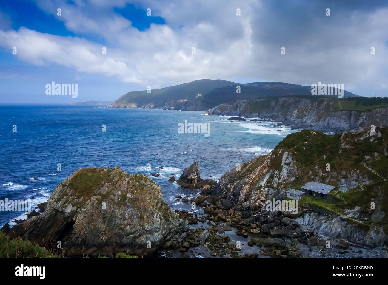 Ortigueira Klippen und blick auf den atlantik, Galicien, Spanien. Wahrzeichen : El mejor banco del mundo Stockfoto