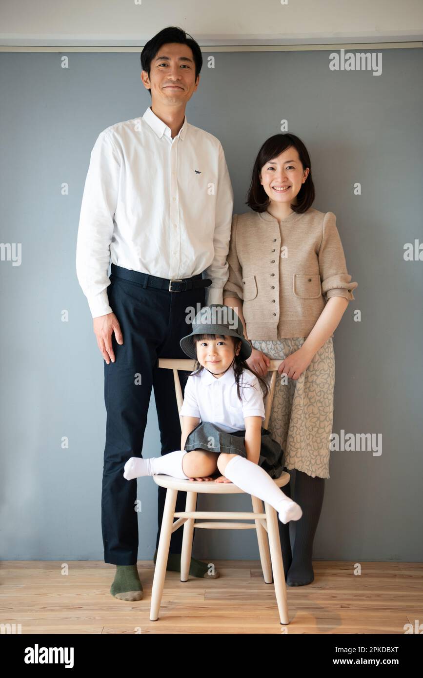 Souvenirfoto einer Familie mit Kindergärtnern Stockfoto