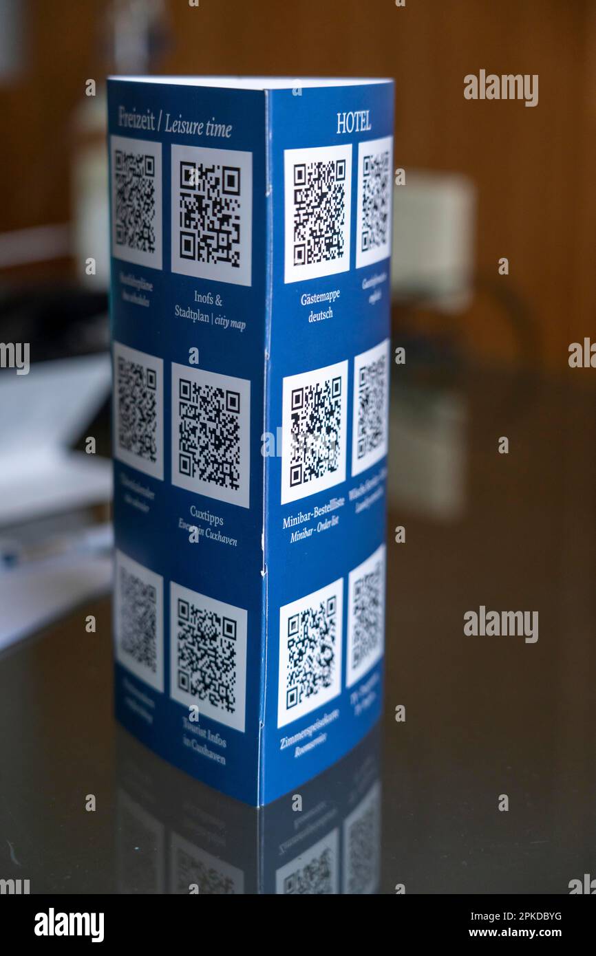 Digitalisierung im Hotel, alle üblichen Informationen auf Papier im Hotelzimmer, wie Gästemappe, Minibar-Liste, Wäscheservice-Informationen, Zimmer Stockfoto