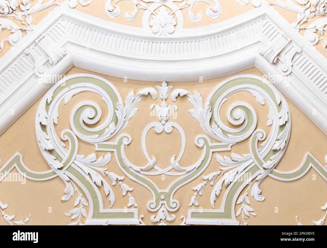 Weiße Gips-Bas-Relief-Details mit Blumenmuster, klassische Architektur, abstrakte Vorlage Stockfoto Weiße Gips-Bas-Relief-Details mit Blumenmuster, klassische Architektur, abstrakte Vorlage Stockfoto