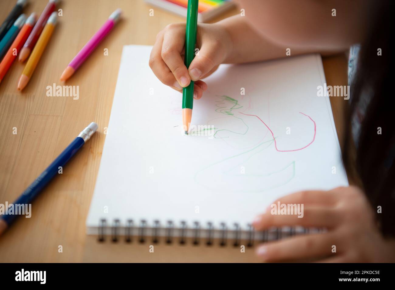 Mädchen zeichnen am Schreibtisch Stockfoto