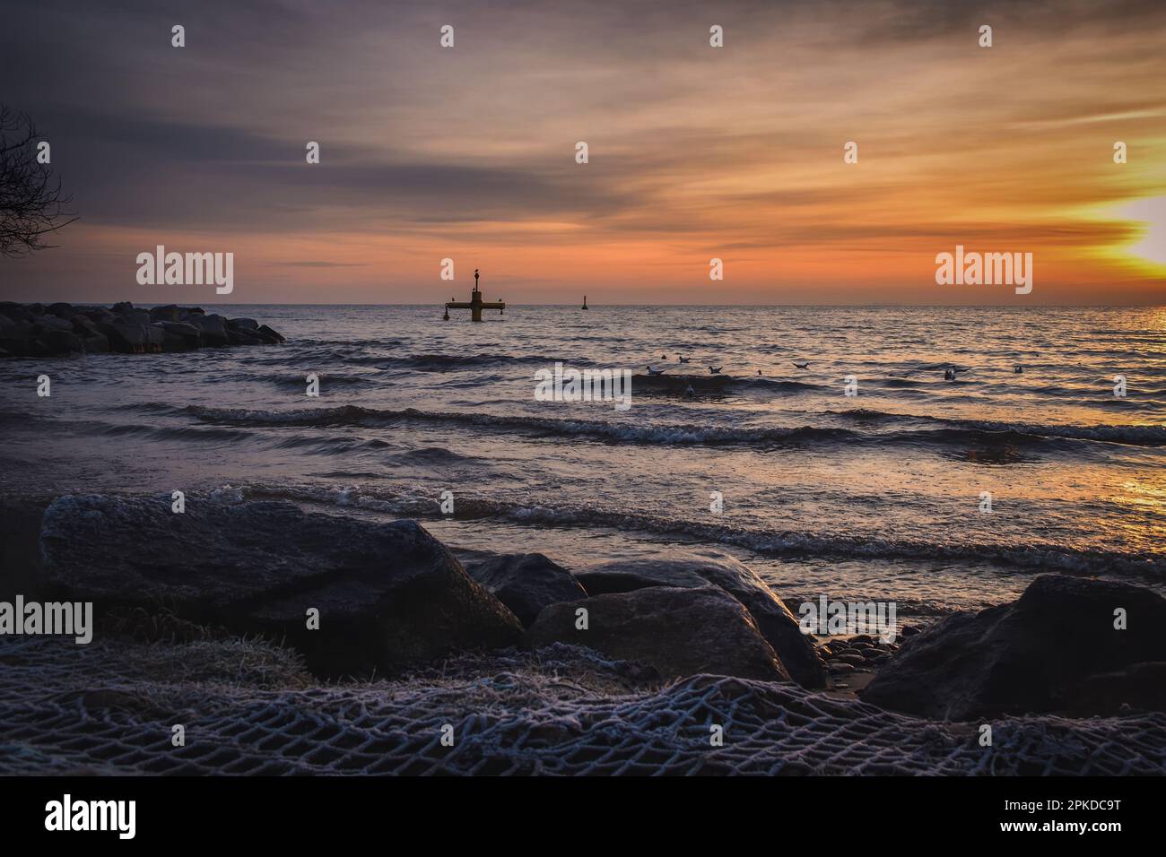 Wunderschöne Küstenlandschaft am Morgen. Bewölkter Sonnenaufgang über der Ostsee. Foto am Strand in Gdynia, Polen. Stockfoto