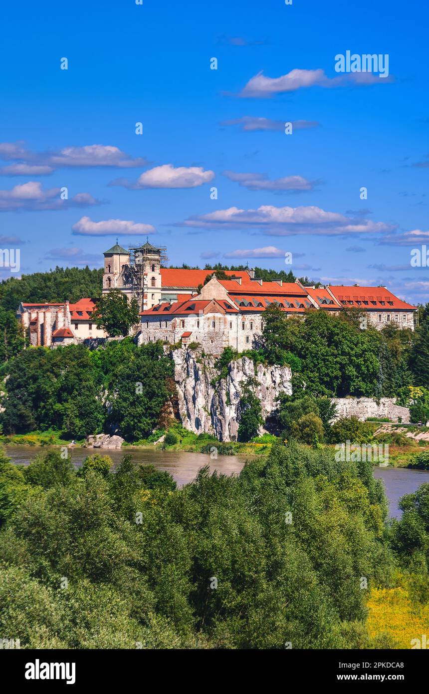 Wunderschönes historisches Kloster an der Weichsel in Polen. Benediktinerkloster in Tyniec bei Krakau, Polen. Stockfoto