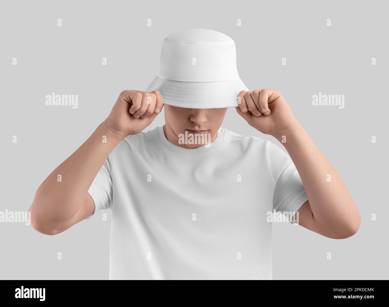 Modell eines weißen panamas für einen Mann in einem T-Shirt, korrigiert einen Hut, Kopfbedeckungen für Design, Branding, Werbung. Vorlage für Modeaccessoire für Sun Pro Stockfoto