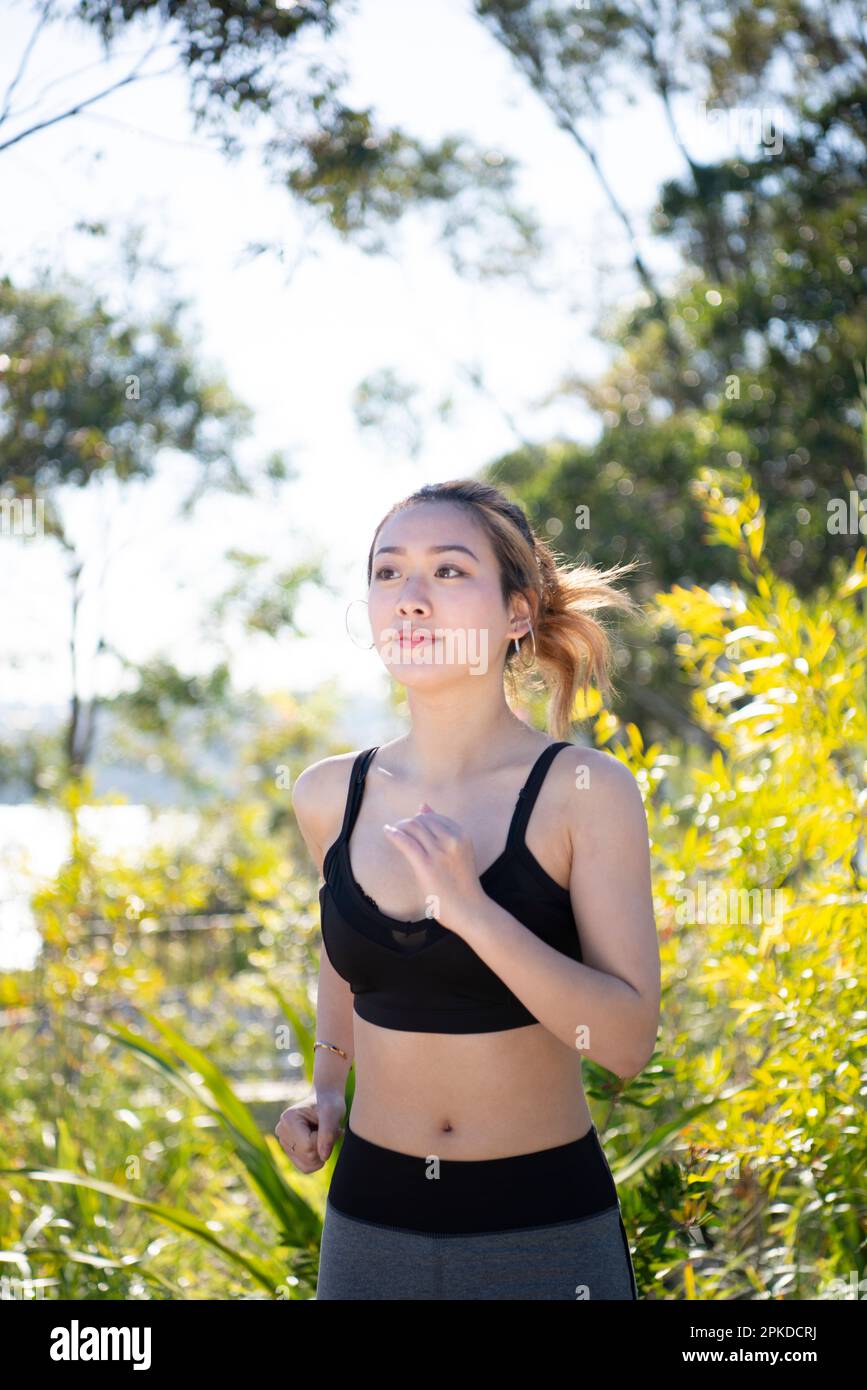 Frau läuft in Grün Stockfoto