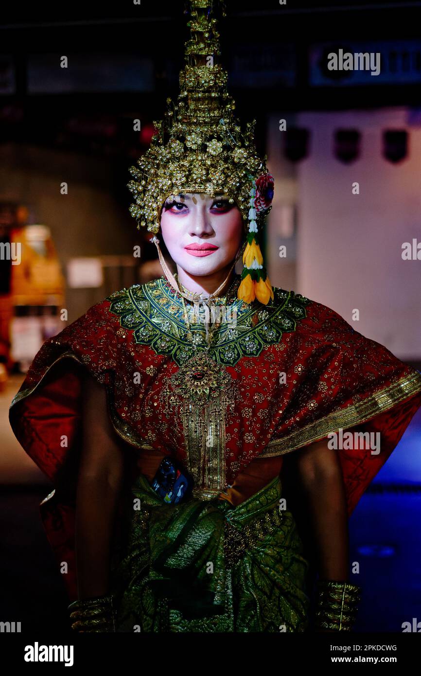 Eine junge thailändische Frau in traditionellem thailändischem Kostüm und mit Kopfkleid; verkleidet für Halloween-Feiern in Khao San Road, Bangkok. Thailand Stockfoto