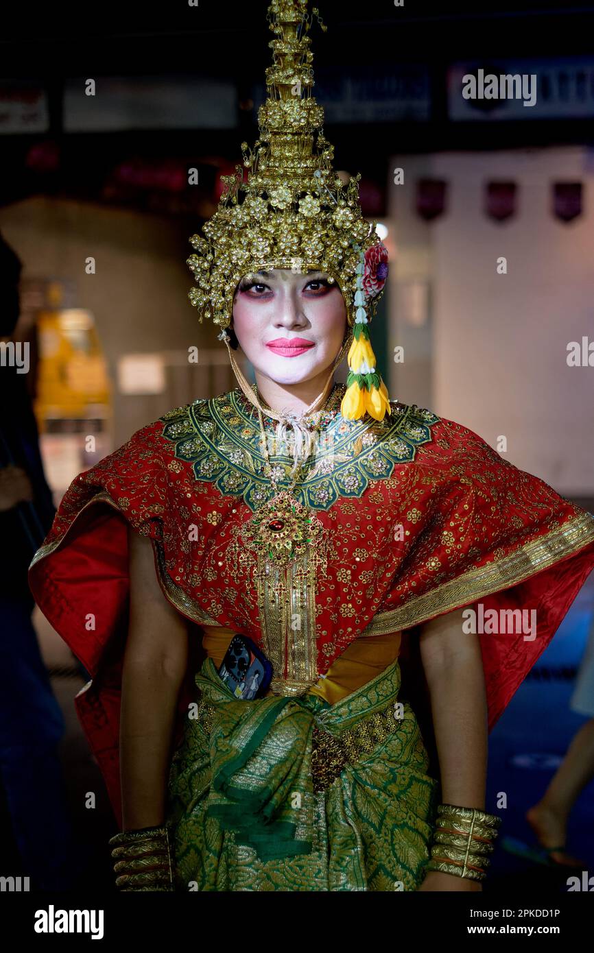 Eine junge thailändische Frau in traditionellem thailändischem Kostüm und mit Kopfkleid; verkleidet für Halloween-Feiern in Khao San Road, Bangkok. Thailand Stockfoto