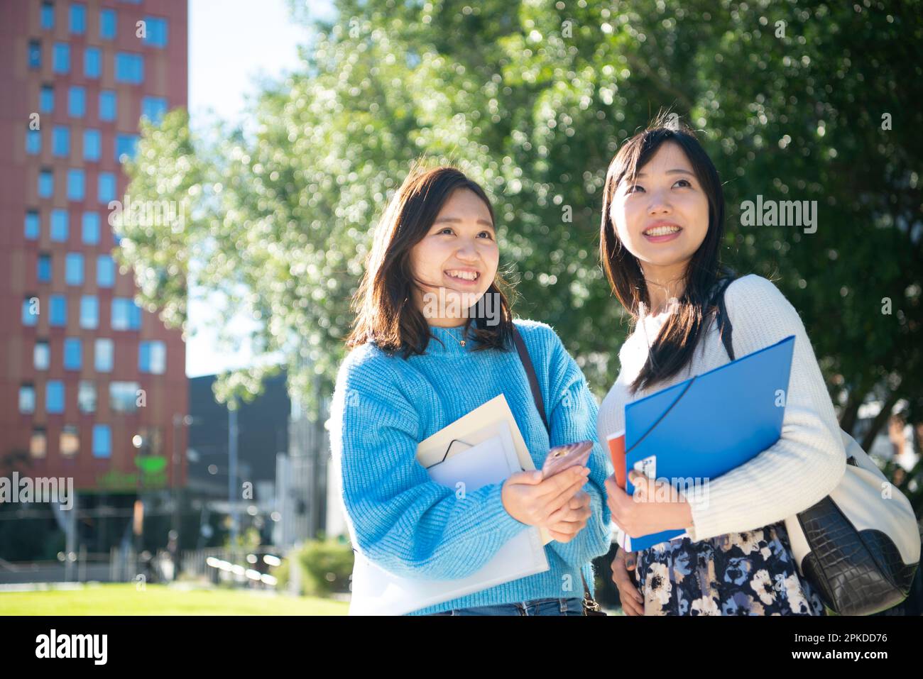 Ein Student, der weit weg sieht und lächelt Stockfoto