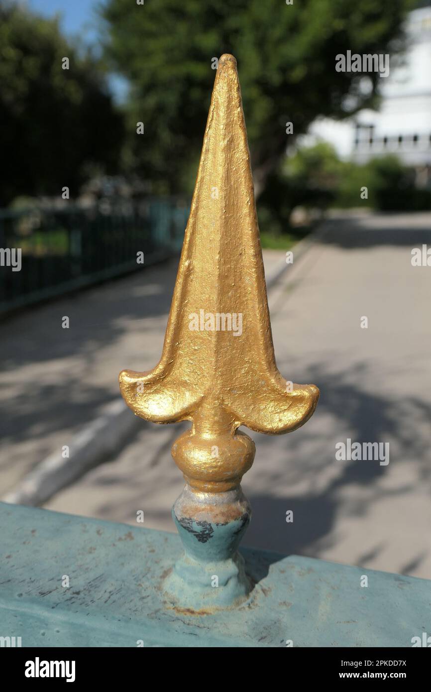 Goldfarbenes Dekorationselement des Zauns Stockfoto