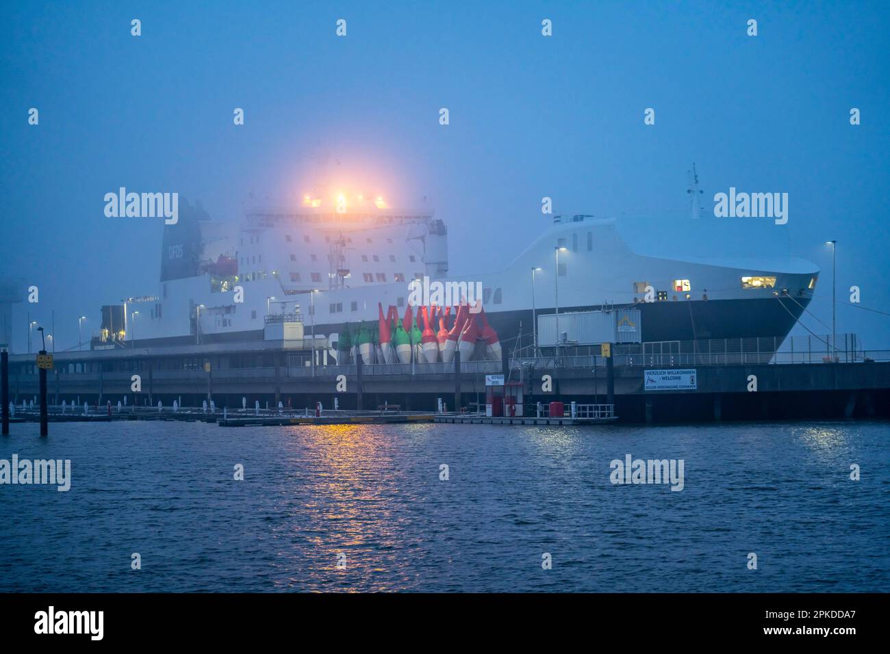 Dichter Nebel im Winter, hängt über der Mündung der Elbe in die Nordsee, DFDS Fährpunkt Alte Liebe in Cuxhaven, Niedersachsen, Deutschland, Stockfoto